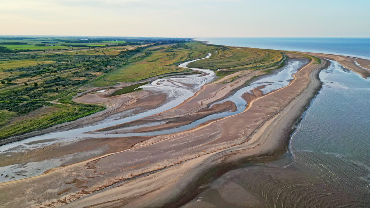 descubra el encanto idílico de una escena costera de la hora de oro a través de impresionantes imágenes aéreas de drones: estuario, bancos de arena, océano y pantanos