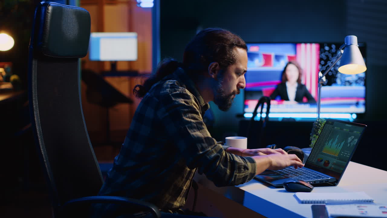 asesor financiero de la empresa que trabaja a distancia analizando gráficos estadísticos