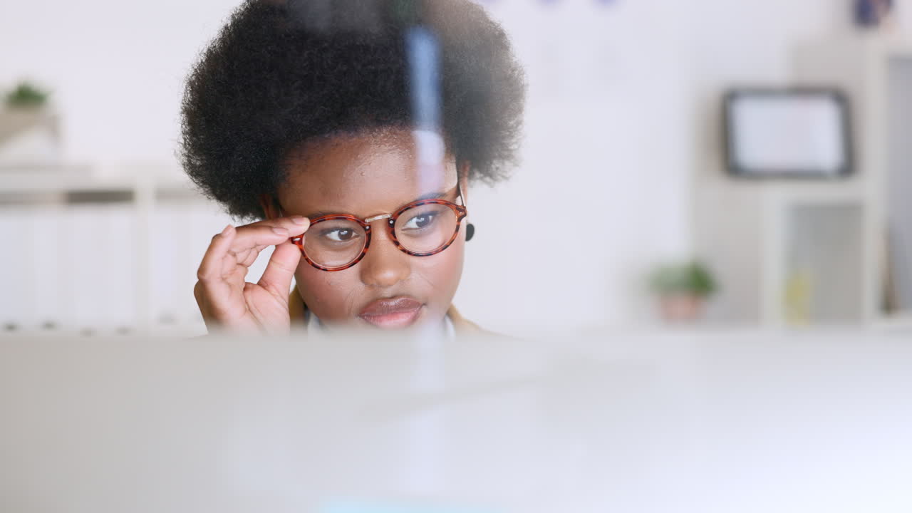 joven gerente de proyecto negro usando software en línea