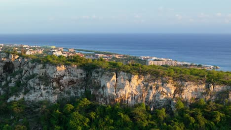 Un-Dron-Se-Eleva-Sobre-Jack-Evertzberg-Para-Revelar-La-Piscadera-Curacao