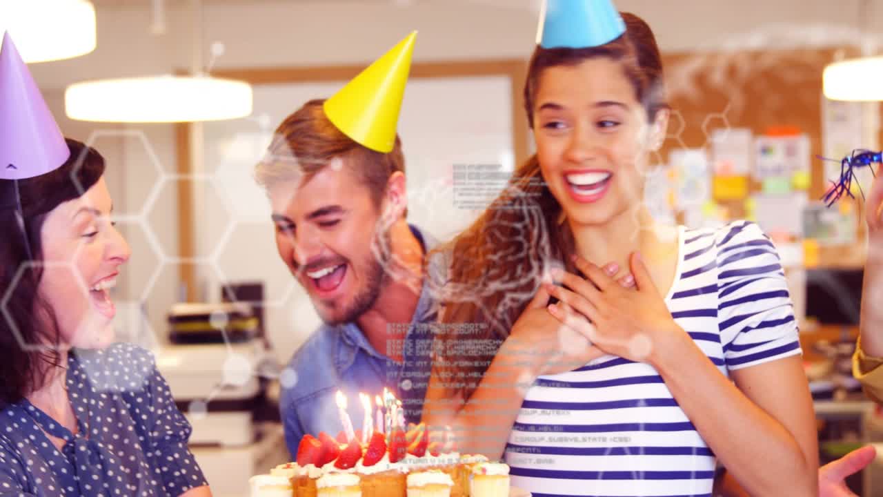 Homem colocando chapéu em mulher, equipe Sparking trazendo cupcakes acesos, sobreposição hexagonal para aniversário no trabalho