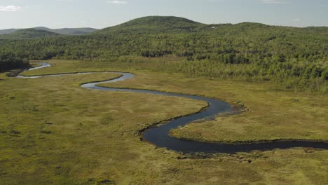 Imagen-Perfecta-De-La-Vista-Sobre-El-Río-Serpenteante-A-Través-De-La-Naturaleza-Virgen