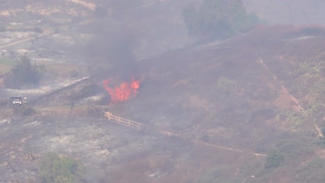 Ein-Buschfeuer-Brennt-Während-Des-Leichten-Feuers-In-Der-Nähe-Von-Simi-Valley-Los-Angeles-Ventura-County-Kalifornien-Außer-Kontrolle-1