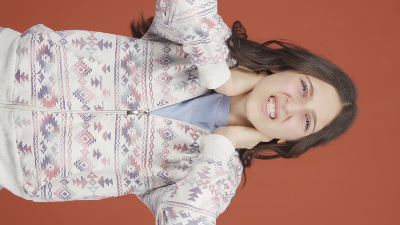 video vertical de una mujer joven con dolor de cuello.