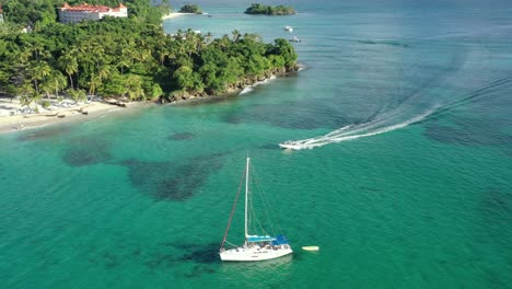 Schnellboot-Segeln-Auf-Dem-Türkisfarbenen-Wasser-Der-Insel-Cayo-Levantado-In-Der-Dominikanischen-Republik