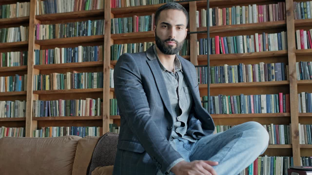 imagen de un joven serio de oriente medio en la biblioteca.