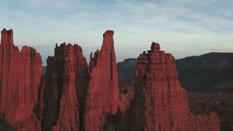 Una-Toma-Larga-De-Un-Dron-Volando-A-Través-De-Las-Grand-Fisher-Towers-En-Utah