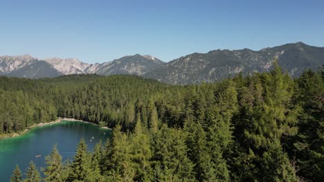 Wald-Voller-Hoher-Baumkronen-Mit-Rein-Blaugrünem-See,-Lebendigen-Farben-Und-Wundervollen-Gigantischen-Bergen-Mit-Schneefelsen,-Die-Bis-Zum-Himmel-Reichen.-Reiner-Klarer-Himmel.-Filmkulissen.-Der-Himmel-Auf-Erden