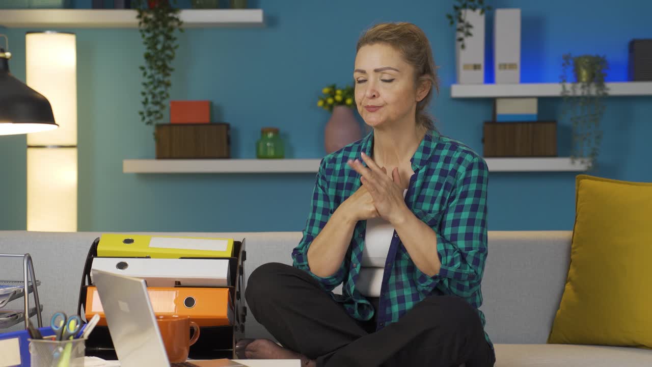 una trabajadora de oficina en casa enojándose.