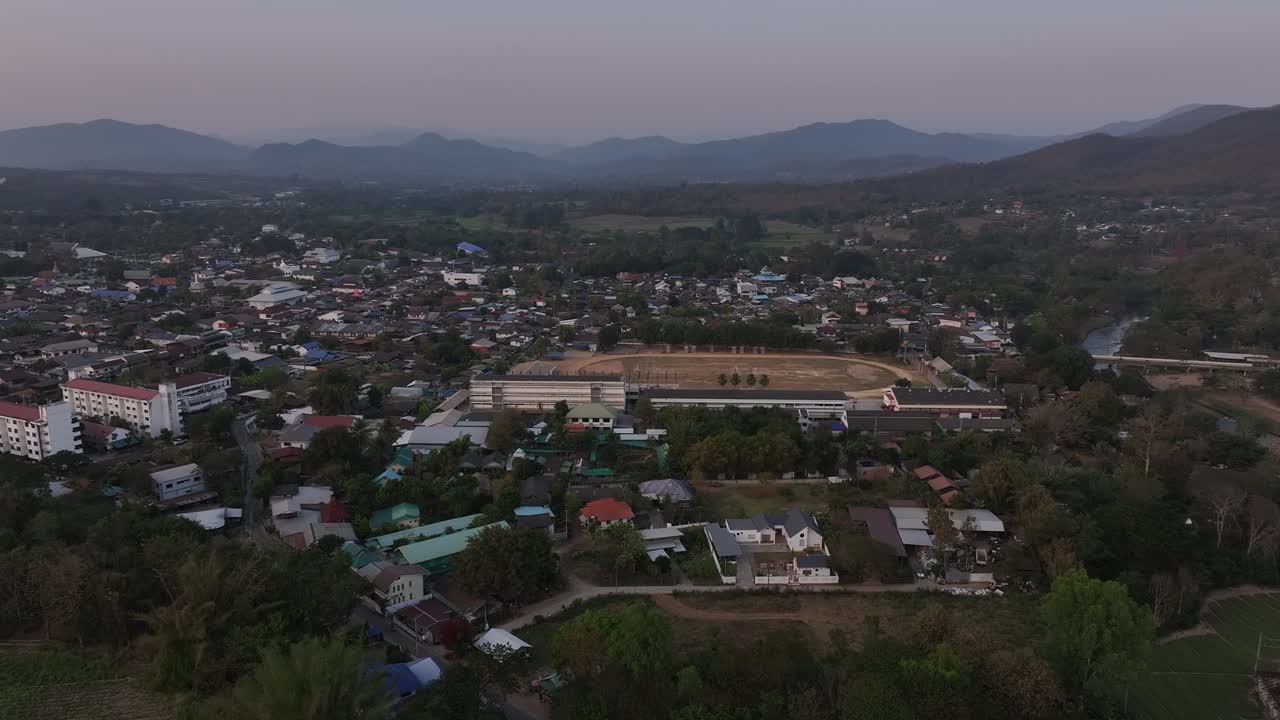 Vue aérienne du village de Pai au coucher du soleil