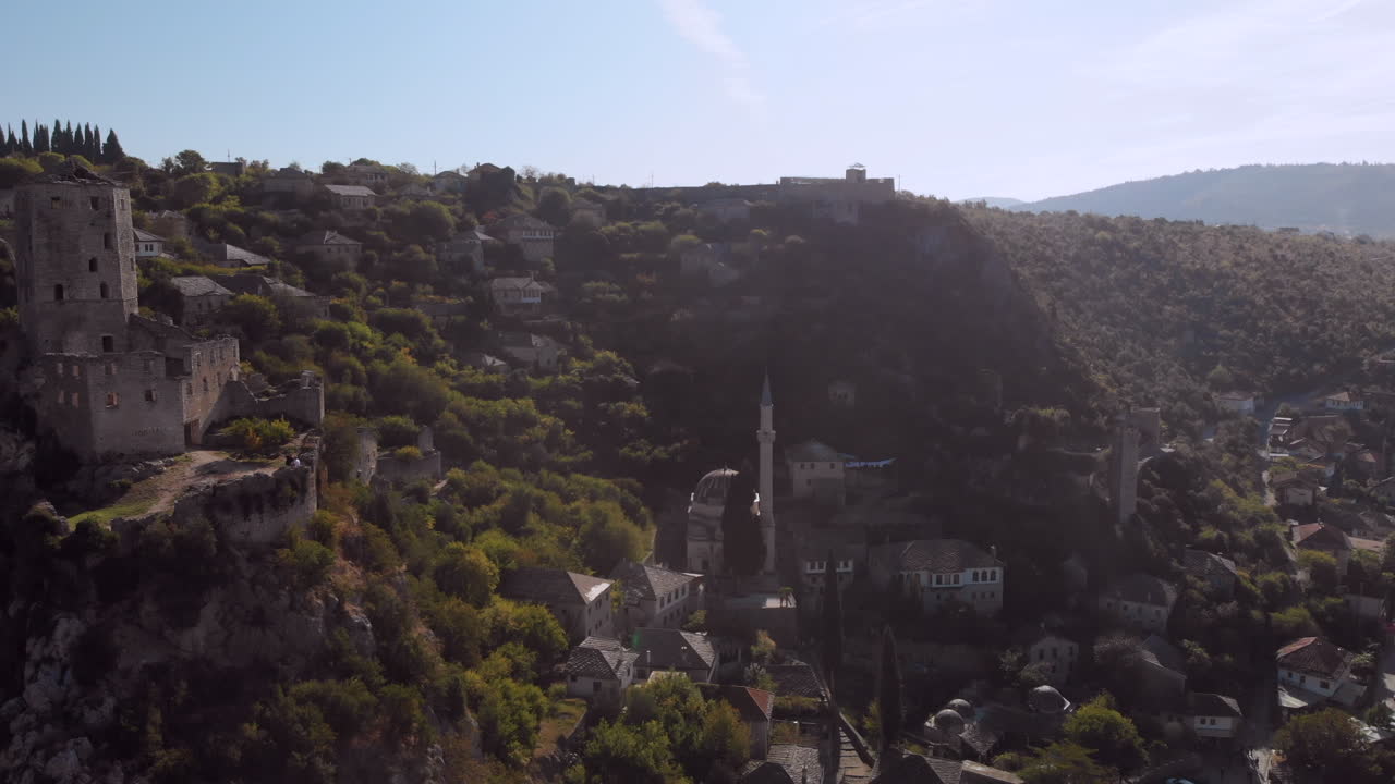 Storico villaggio collinare di Počitelj, Bosnia ed Erzegovina, vista aerea spettacolare.