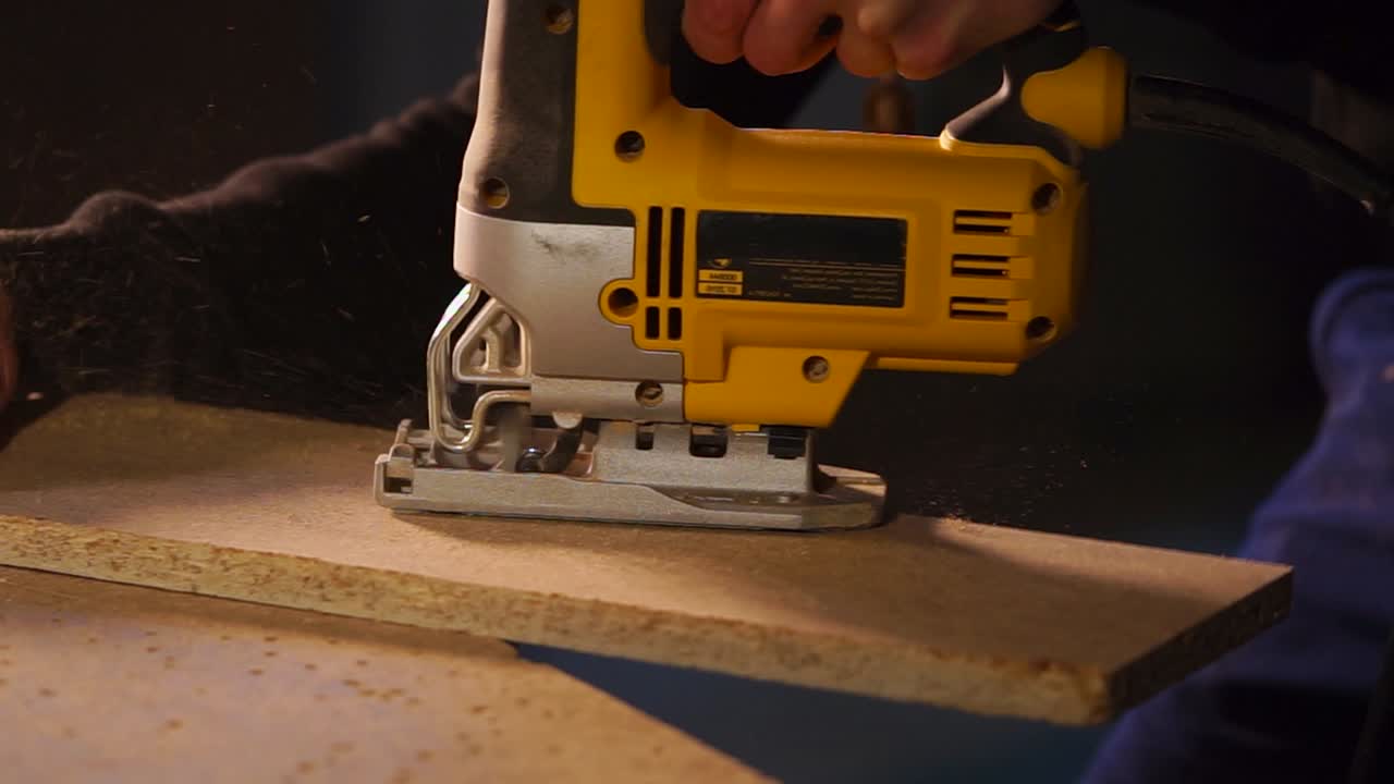 usando un rompecabezas para cortar madera