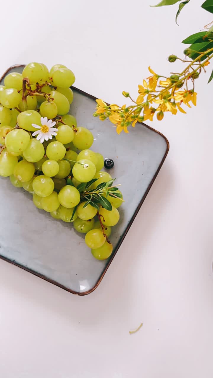uvas y flores frescas en un plato
