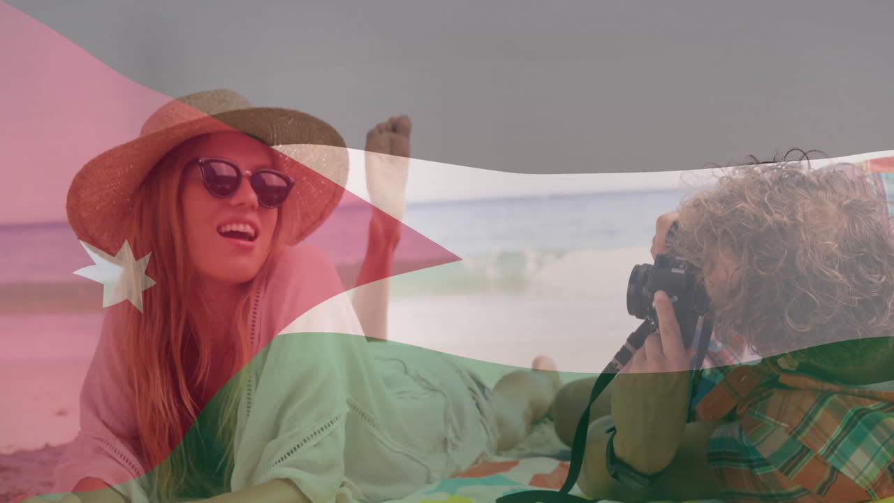 해변에서 휴식을 취하고 있는 여성이 조던 발 위에서 사진 찍기 위해 포즈를 취하고 있다.