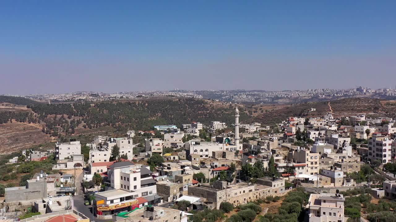 aldea palestina de beit surik con la ciudad de jerusalén en el fondo