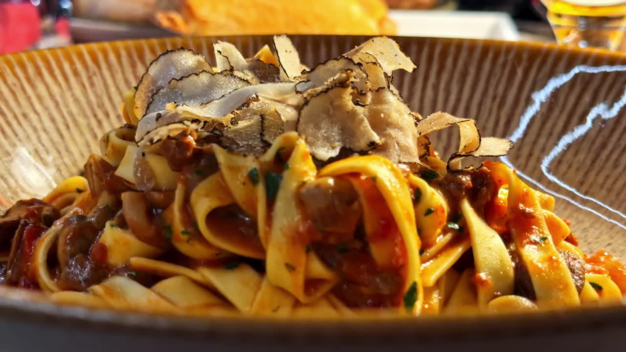 Deliziosa pasta con tartufi a Bellagio, Italia. Saporita e lussuosa.