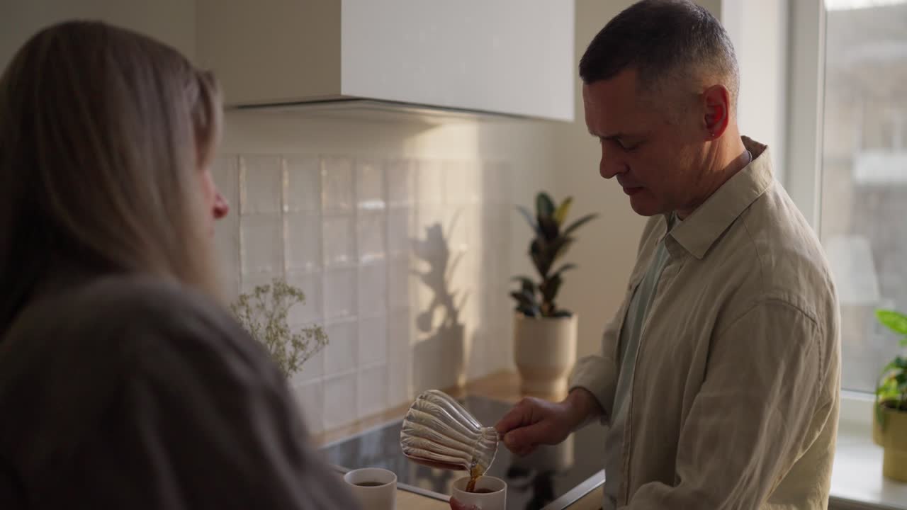 una pareja disfrutando del café en la cocina de la mañana