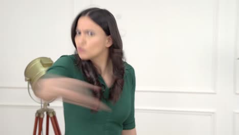 mujer india luchando y gritando