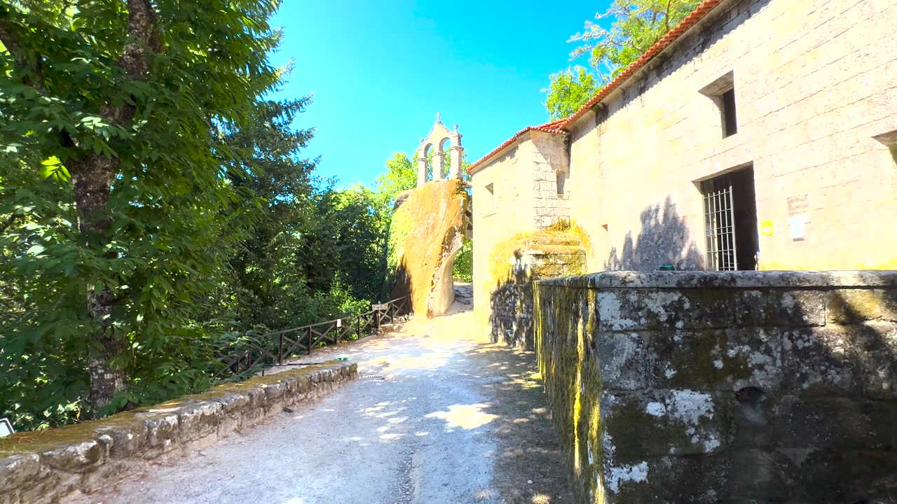 Sentiero in pietra accanto al monastero di San Pedro de Rocas a Esgos, Ourense, Galizia, Spagna