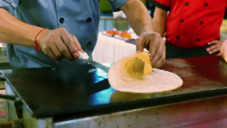 Imágenes-Cinematográficas-De-Cocina-De-4k-De-Un-Buffet-De-Comida-India-Para-El-Festival-De-Diwali-Con-Varios-Platos-Típicos-Indios