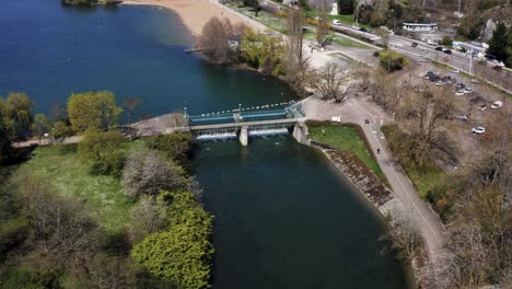 Städtischer-See-Mit-Fußgängerbrücke-Und-Sauberer-Wasserenergie