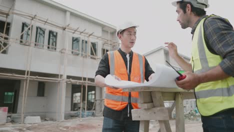 ingeniero civil o arquitecto explicando y discutiendo con el contratista sobre el diseño de estilos de construcción en planos e inspeccionando la construcción de proyectos de vivienda. trabajo de trabajador en el negocio inmobiliario.
