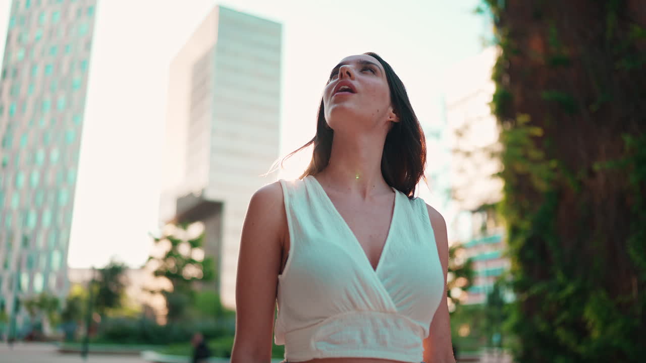 Jovem mulher na cidade