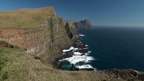 Wellen-Schlagen-Gegen-Die-Felsige-Küste-Der-Eggjarnar-Klippe-Auf-Der-Insel-Sudroy-–-Schwenkantenne