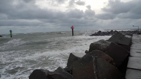 olas que chocan contra las rocas en la costa oeste de dinamarca