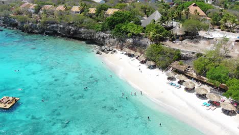 Playa-Kalki-En-Curacao-Con-Aguas-Cristalinas-De-Color-Turquesa-Y-Bañistas,-Vista-Aérea