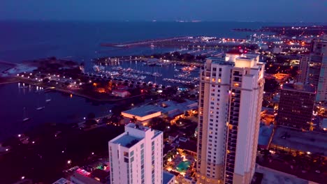 Puerto-Deportivo-Nocturno-Aéreo-4k-Y-Aeropuerto-En-San-Petersburgo,-Florida