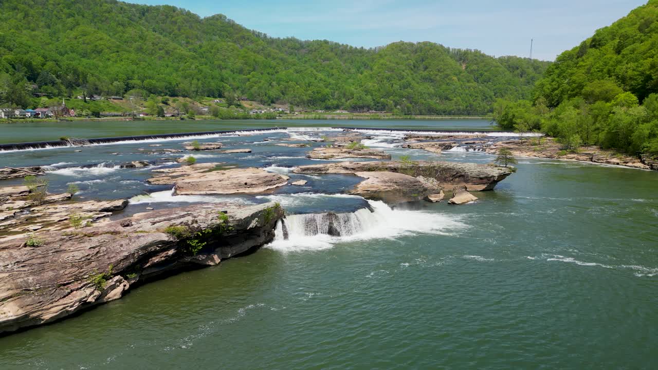 카나와 폭포와 서 버지니아 강을 따라 있는 암석 구조물의 공중 촬영