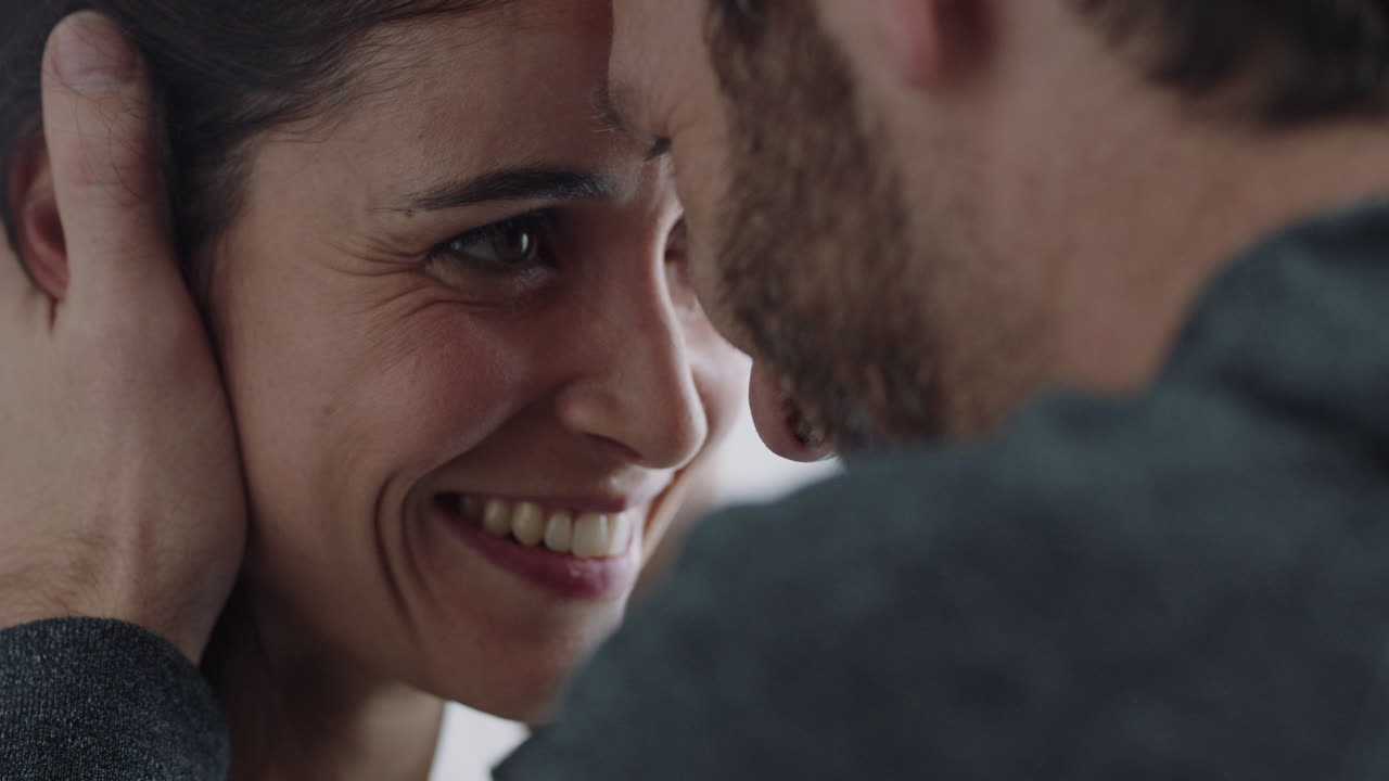 pareja feliz compartiendo conexión íntima marido acariciando la cara de su esposa disfrutando de una relación romántica en casa