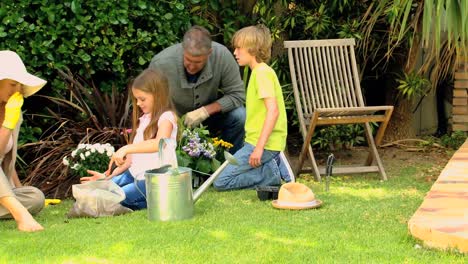 Familie-Macht-Gartenarbeit-Auf-Dem-Rasen