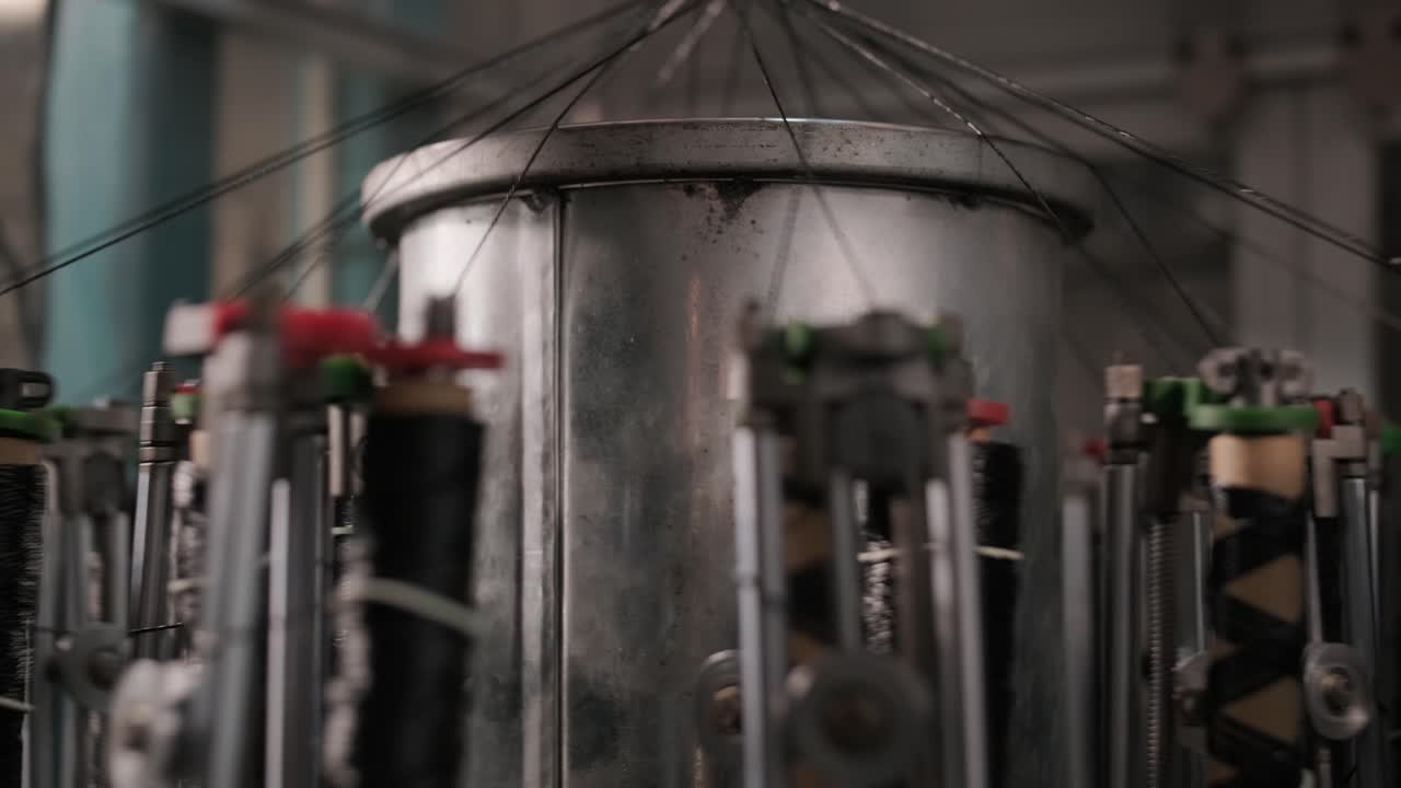 máquina de trenzado moderna vertical de alta velocidad. equipo para hacer trenzas de alambre metálico.