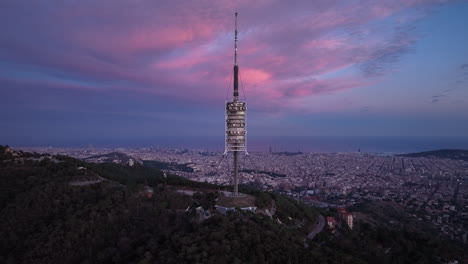 Kommunikationsturm-Torre-De-Collserola-Bei-Sonnenuntergang-Am-Tibidabo-Mit-Der-Stadt-Barcelona-Im-Hintergrund,-Spanien