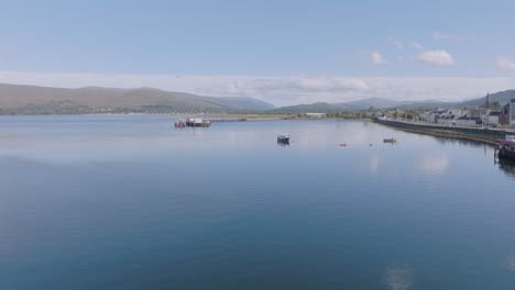 Loch-Linnhe,-Niedriger-Luftstoß-über-Dem-Wasser-In-Richtung-Fort-William