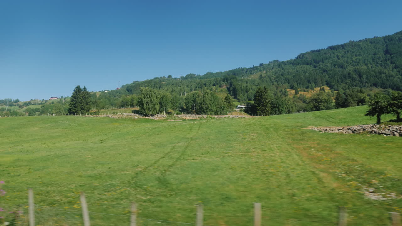 Vista del bellissimo paesaggio rurale in Scandinavia, filmato dal finestrino di un'auto. Video 4K.
