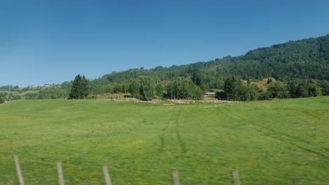 vista del hermoso paisaje rural en escandinavia filmado desde la ventana de un auto 4k video