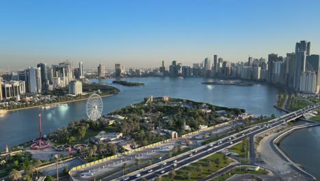 Vista-Aérea-Del-Lago-Khalid-Y-El-Horizonte-De-La-Ciudad-De-Sharjah-En-Una-Hermosa-Tarde,-Negocios-De-Turismo-De-Viajes-En-Los-Emiratos-árabes-Unidos