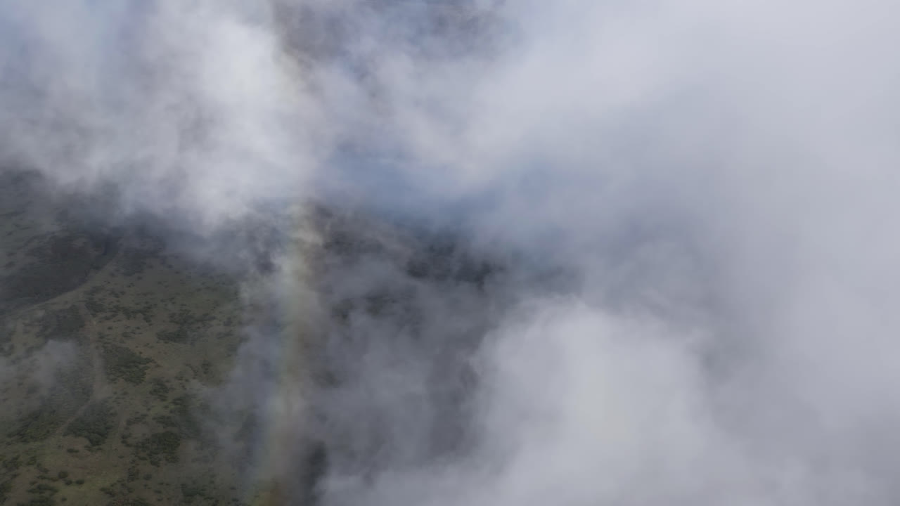 하와이 마우이의 풍경 위에서 하 구름으로 사라지는 다채로운 무지개의 공중 풍경