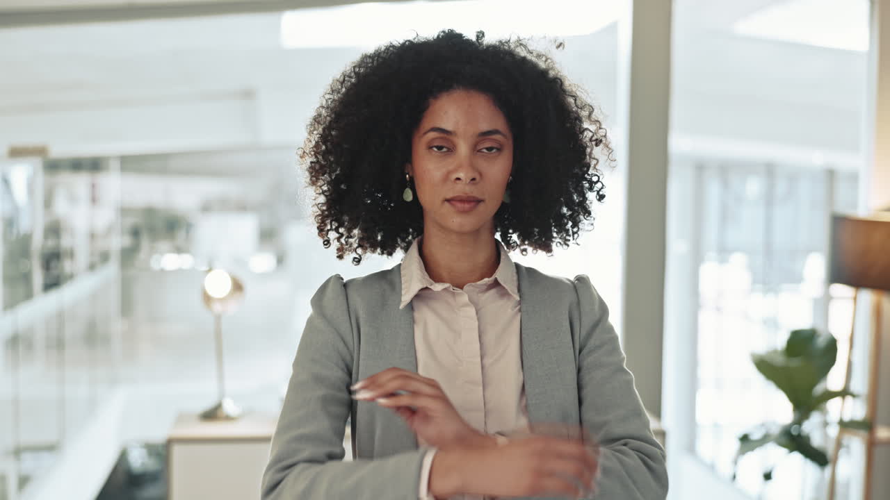 cara seria, negocios y mujer con brazos