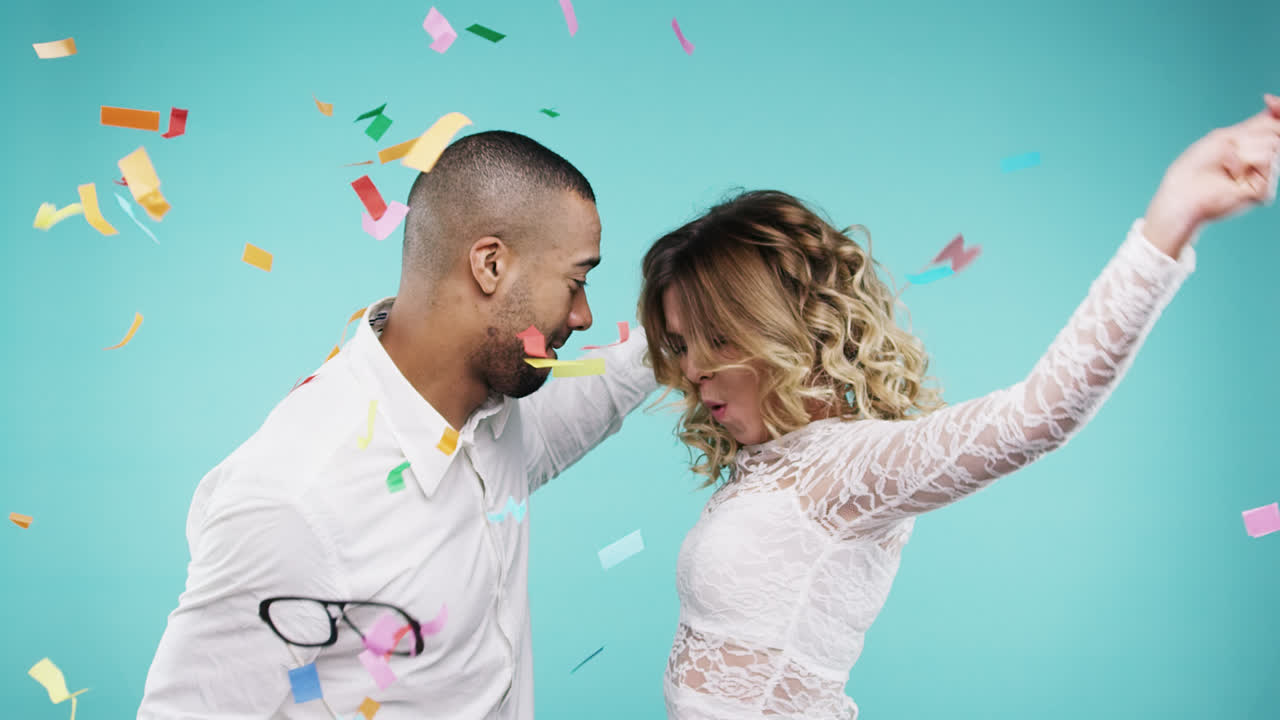 casal atraente de raça mista dançando em câmera lenta na cabine de fotos da festa