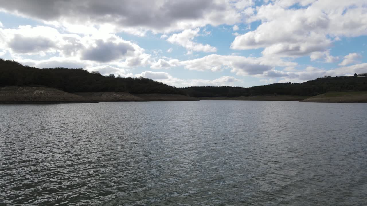 dron aéreo lago natural 1