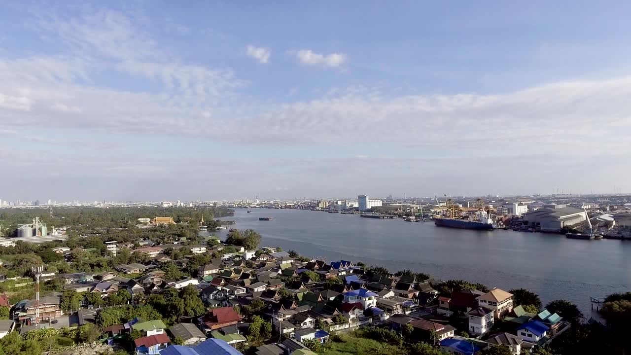 오후 에 찍은 방 의 비는 고속도로 의 공중 사진