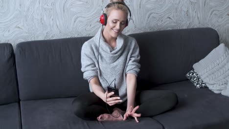 Portrait-of-attractive-woman-using-smart-phone-to-listen-to-music