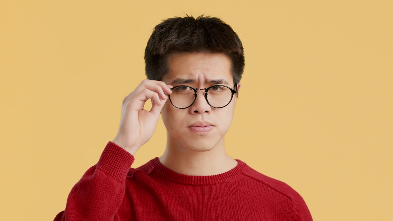 눈 통증이 있는 남자