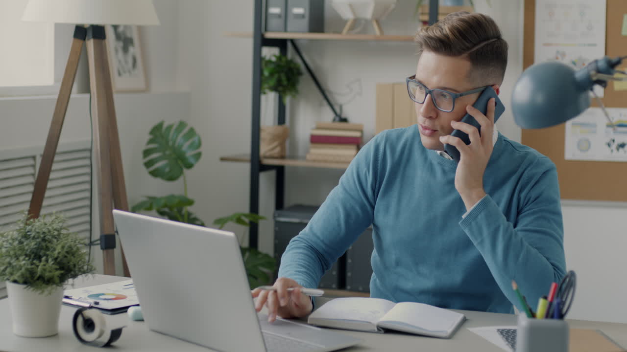 Mand der arbejder ved sit skrivebord