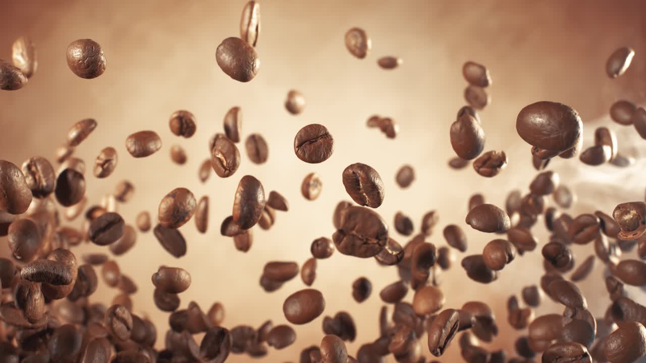 Fragranza di chicchi di caffè che fluttuano nell'inquadratura. Chicchi di caffè ripresi con una fotocamera super slow motion a 1000 fps.