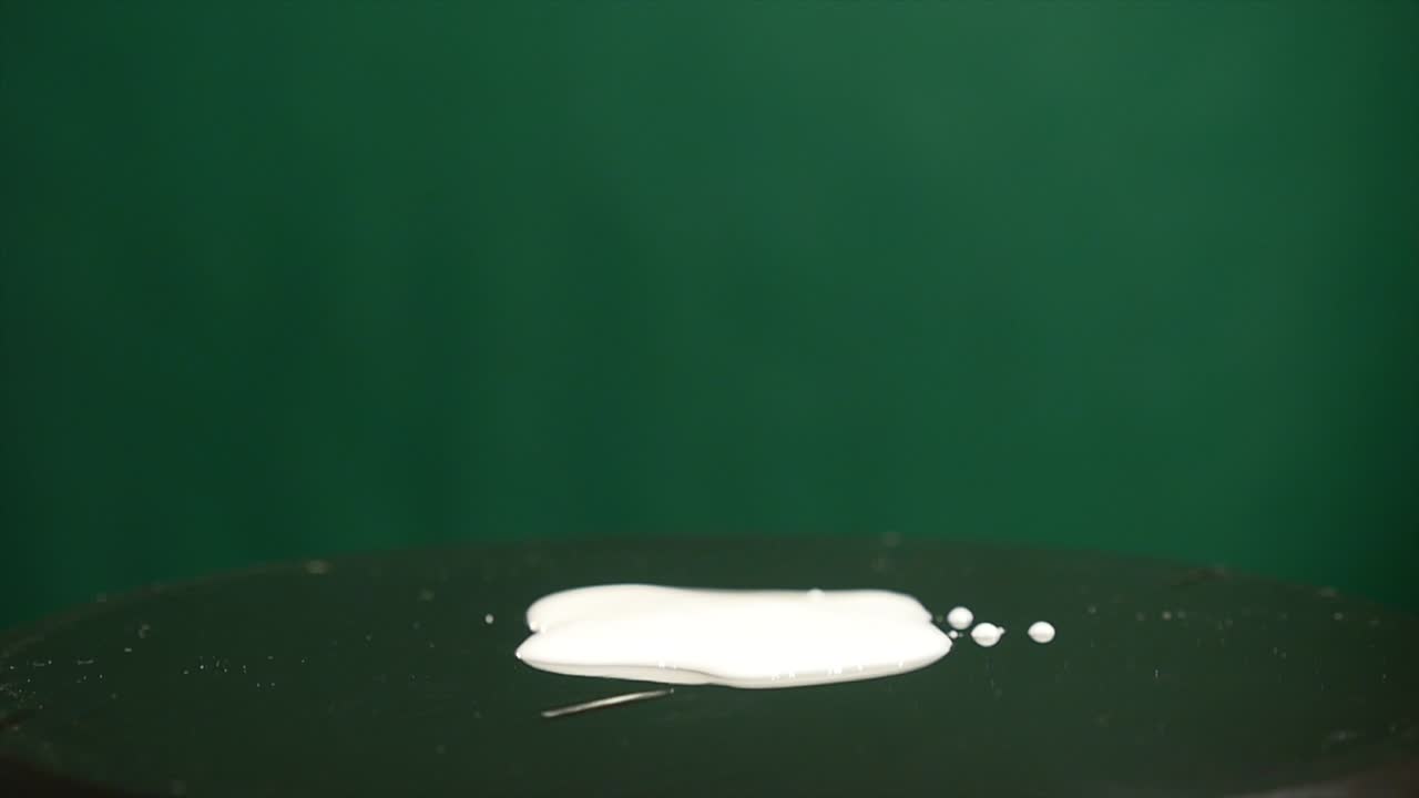 녹색 배경에 움직이는 서브우퍼에 우유